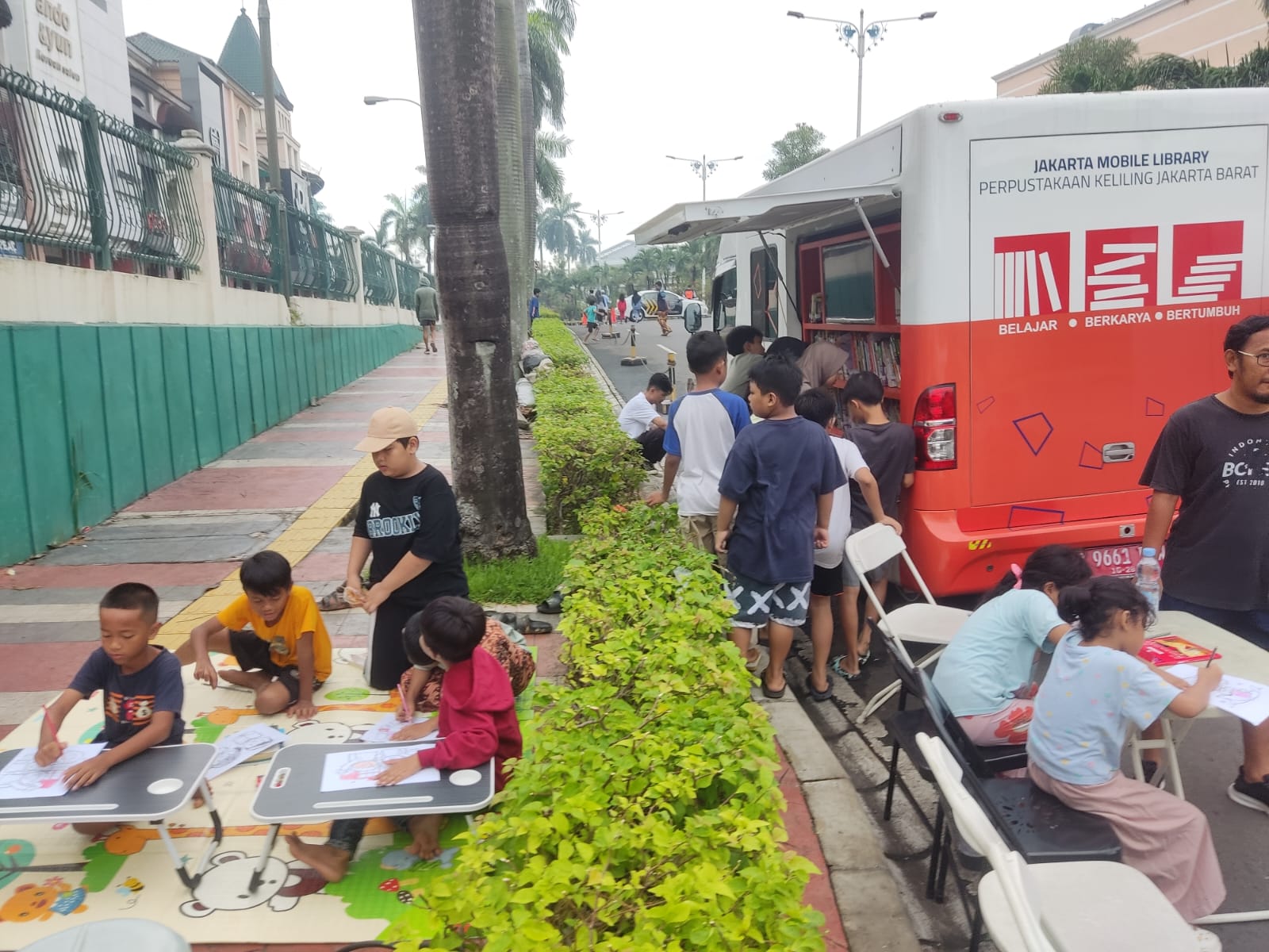 Layanan Mobil Perpustakaan Keliling Hadir Di Hari Bebas Kendaraan Bermotor (HBKB)